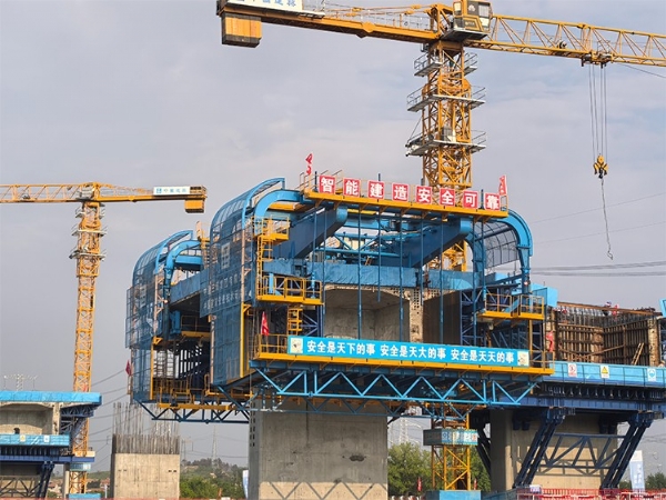 武漢北六環(huán)灄水河特大橋（雙幅公路橋）智慧筑橋機施工現場